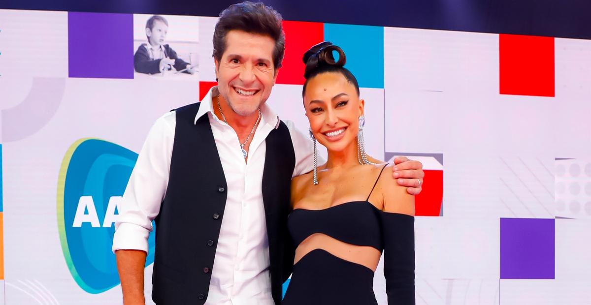 No Teleton, cantor Daniel dança com salto alto de Sabrina Sato
