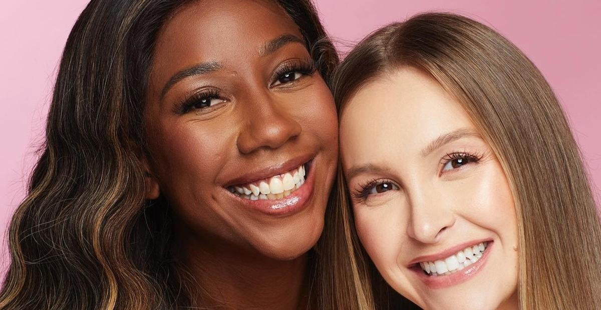 Camilla de Lucas e Carla Diaz recriam cena hilária apontando a diferença de altura entre as duas