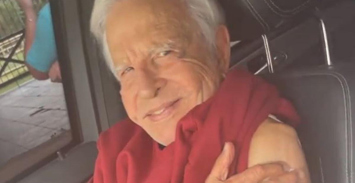 Aos 94 anos, Cid Moreira toma terceira dose da vacina contra covid-19: ”Coração agradecido”