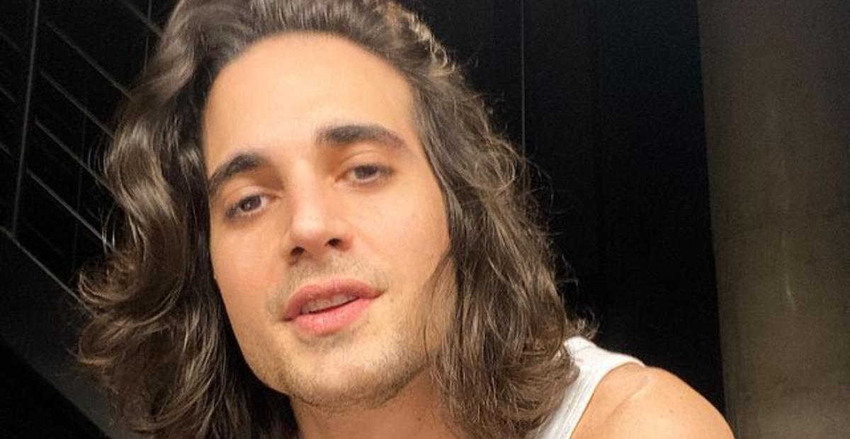 Fiuk completa 31 anos e ganha surpresa da namorada, mãe e irmã