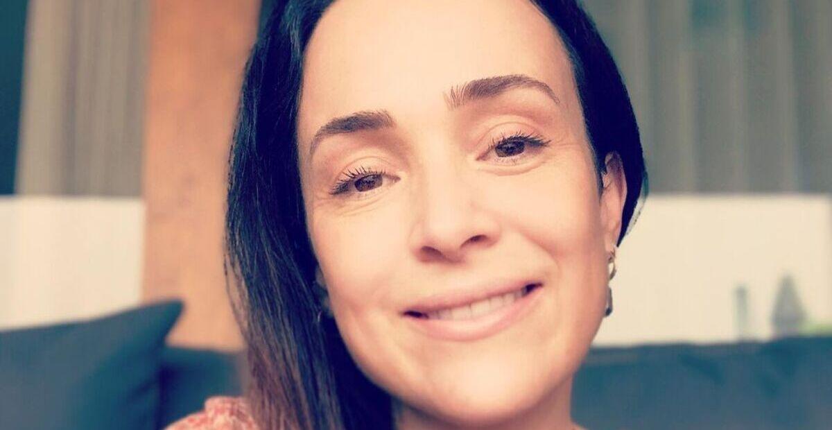 Na piscina, Gabriela Duarte esbanja beleza deslumbrante e impressiona: ”Que linda”