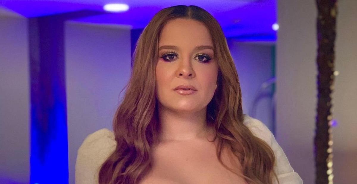Maiara ostenta curvas em cliques de biquíni na piscina e fãs babam: ”Deusa”