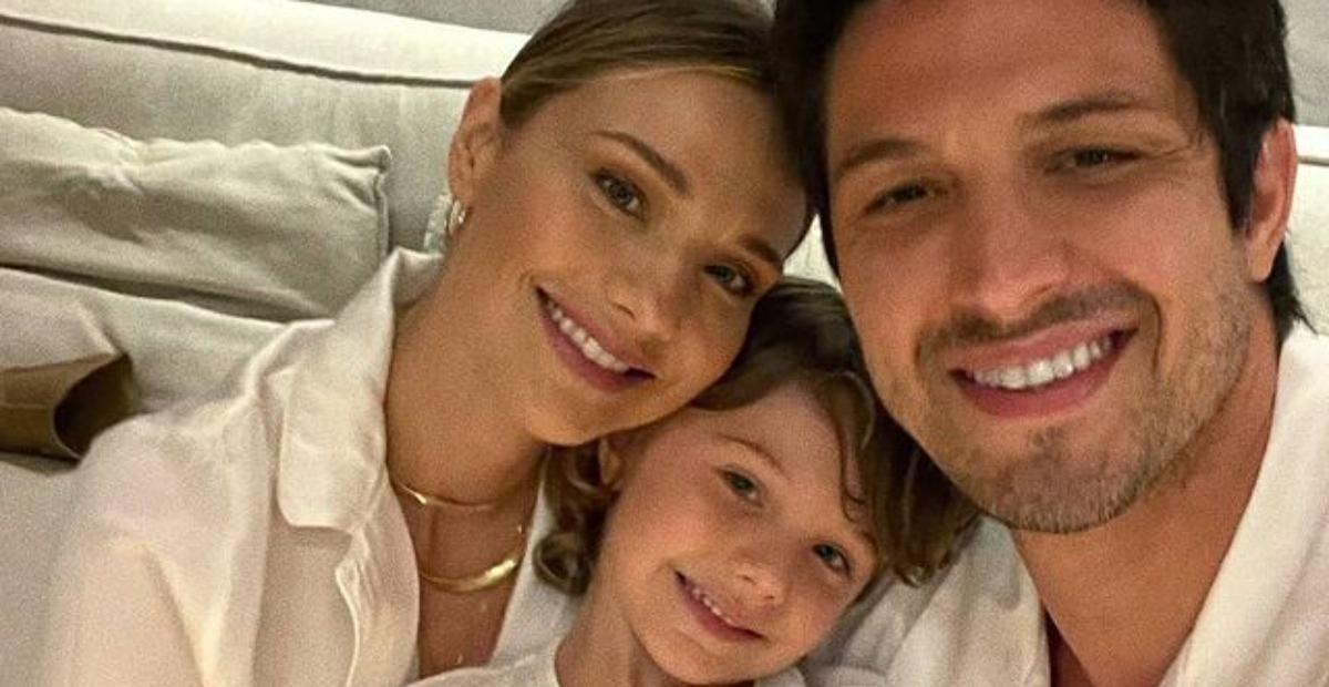 Ao lado do filho, Romulo Estrela apresenta novo integrante: ”A família cresceu”