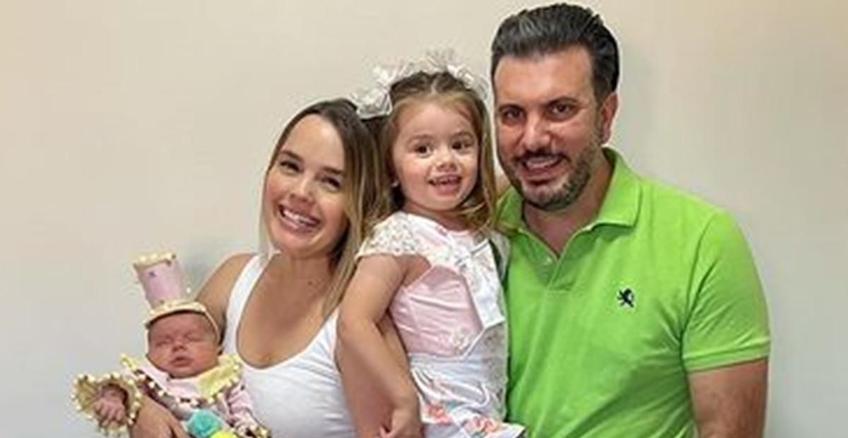 Com lindíssimo clique das filhas, Thaeme deseja ótima semana e deixa web encantada