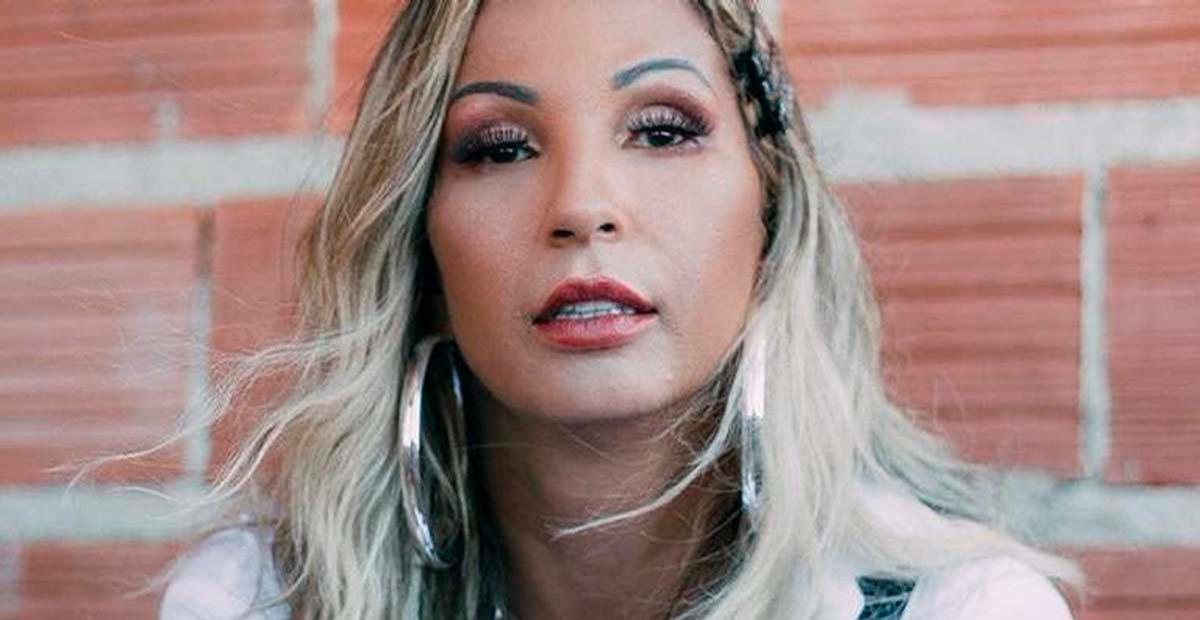 Valesca Popozuda aposta em vestido sensual e deixa bumbum à mostra