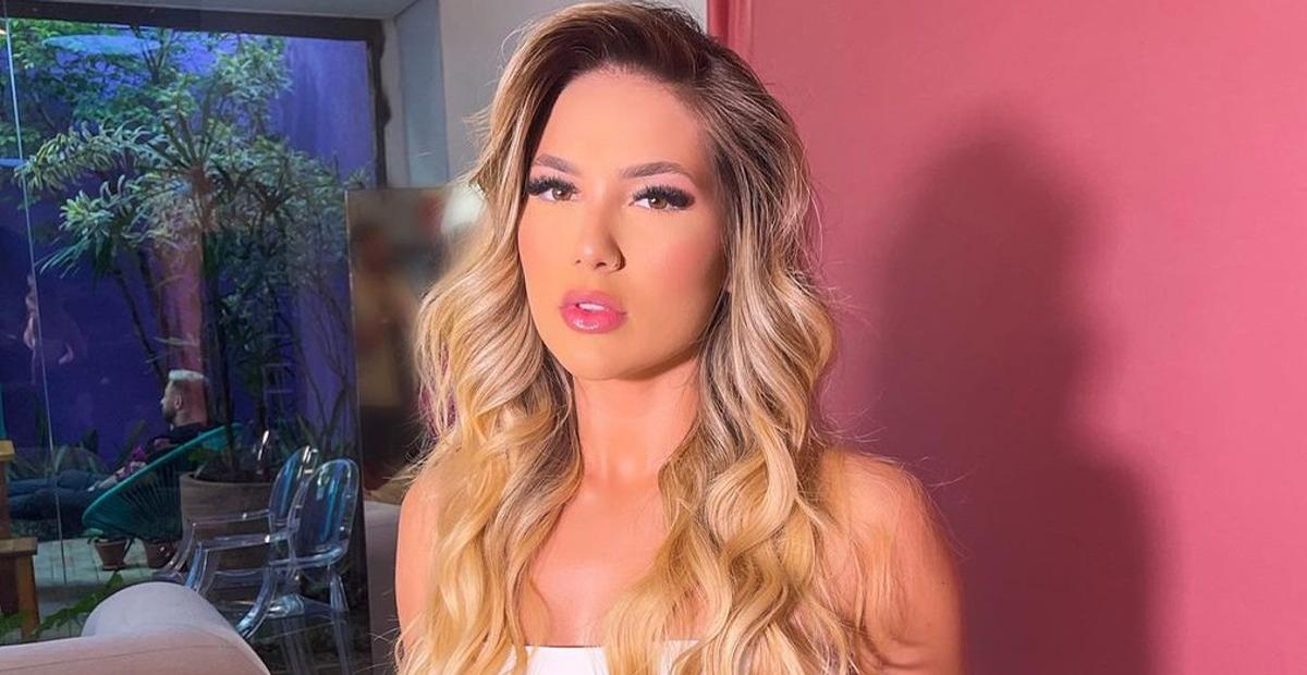Virginia Fonseca arranca suspiros ao postar foto usando top de renda justinho: ”Gata demais!”