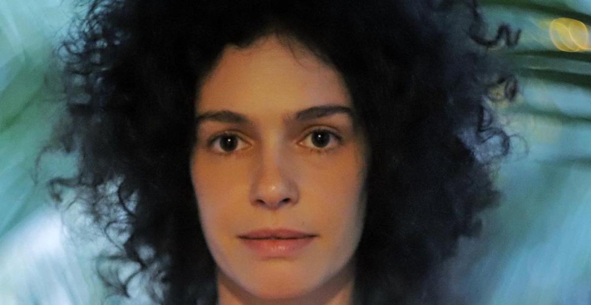 Aos 7 meses de gestação, Maria Flor exibe barrigão e brinca: ”Reparem minha cara de grávida”