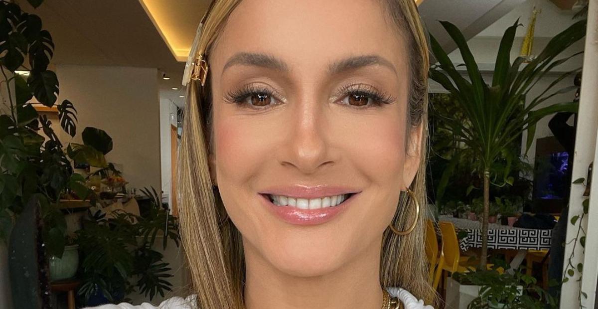 Claudia Leitte celebra ao tomar a segunda dose da vacina contra a covid-19