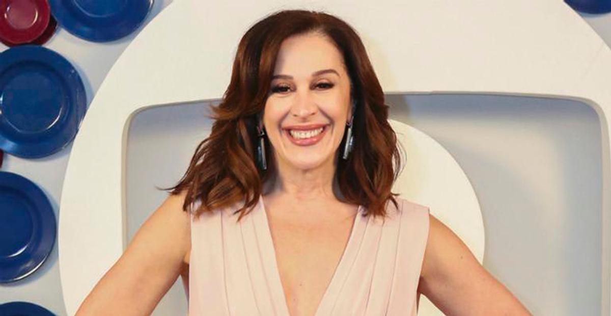 Claudia Raia aposta em look diferentão de látex e rouba a cena na TV