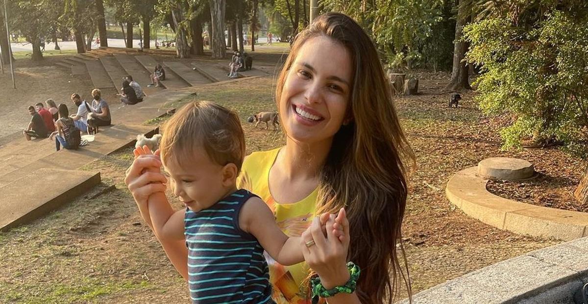 Kamilla Salgado posa amamentando Bento em festinha de Halloween e dispara: ”Melhor amor do mundo”