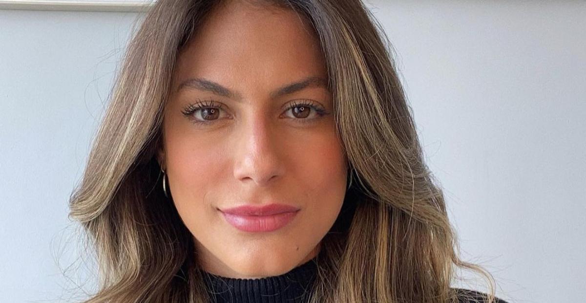 Mari Gonzalez surge de fio dental na praia e bumbum impressiona!
