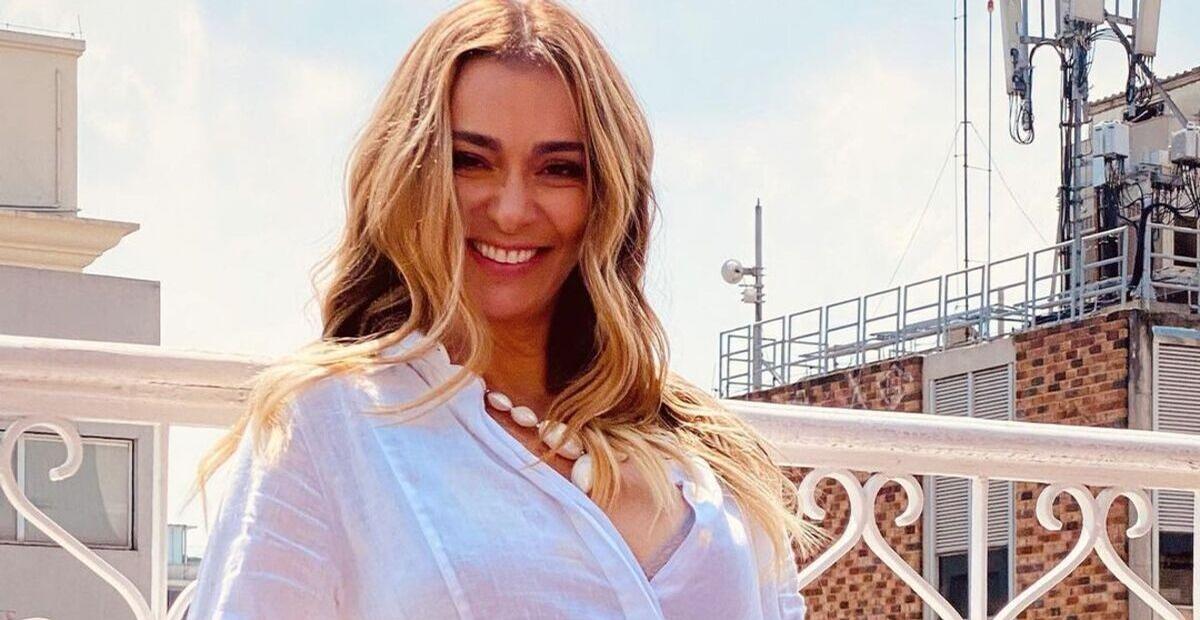 Na banheira, Mônica Martelli ostenta pernas deslumbrantes em cliques ousados