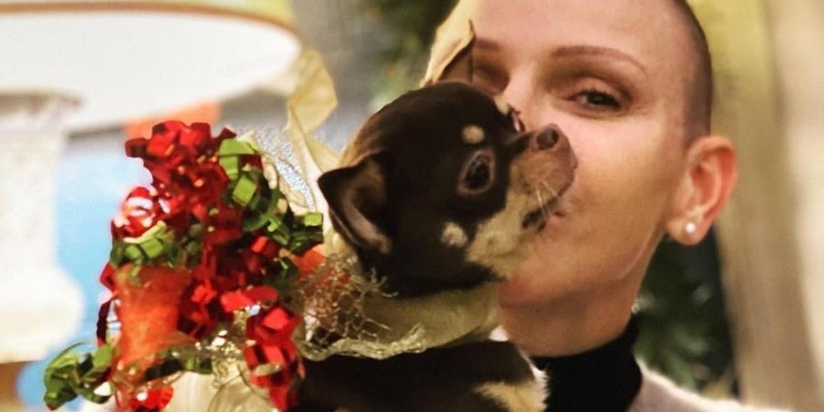 Princesa Charlene de Mônaco perde seu cachorrinho em acidente e lamenta: ”Meu anjinho”