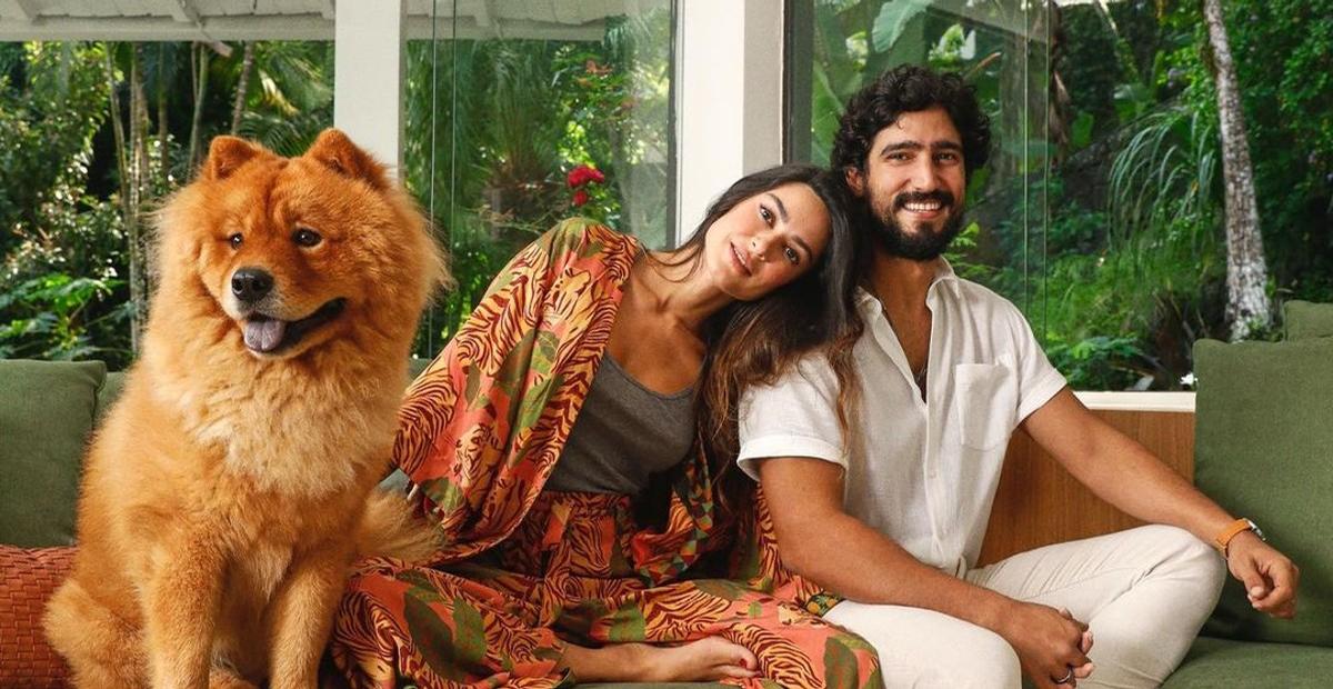 Renato Góes flagra Thaila Ayala e o cachorro dentro de sua mala de viagem e se declara