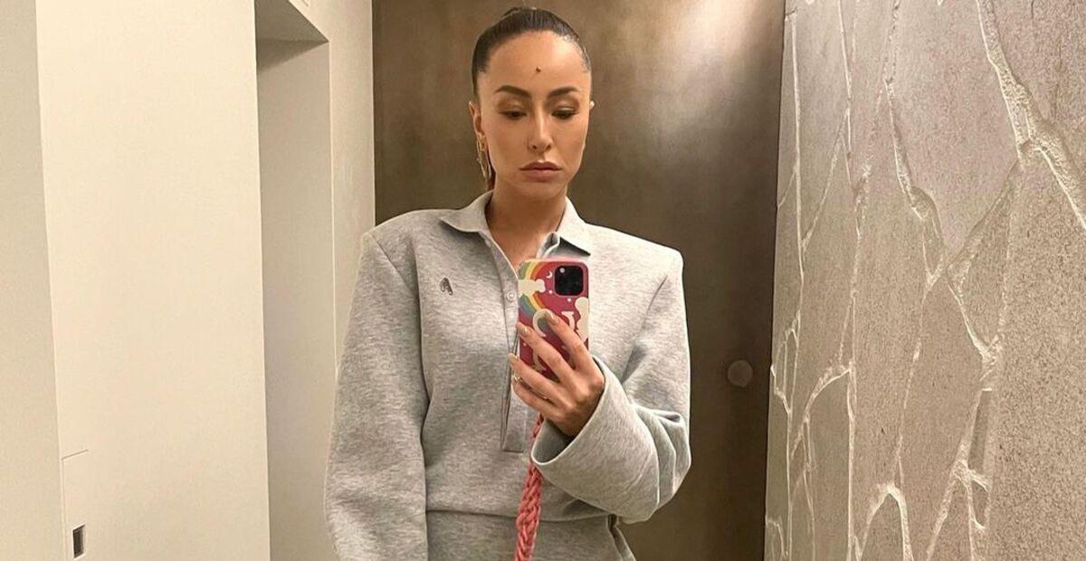 De macacão azul, Sabrina Sato exibe corpo torneado e impressiona: ”Deusa”