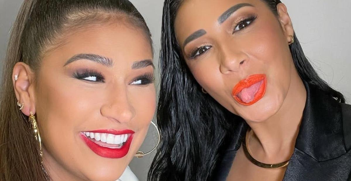 Sem sutiã, Simone e Simaria surgem arrasadoras com look vermelho
