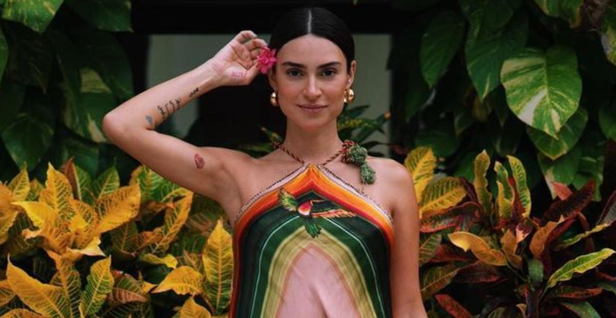 Thaila Ayala exibe barrigão em cliques de biquíni: ”Última viagem de avião de Painho e Mainha”