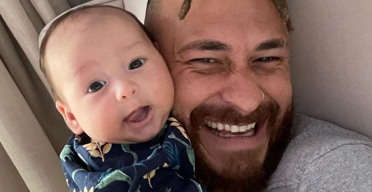 Fred e Cris surgem juntinhos na piscina e semelhança entre eles impressiona