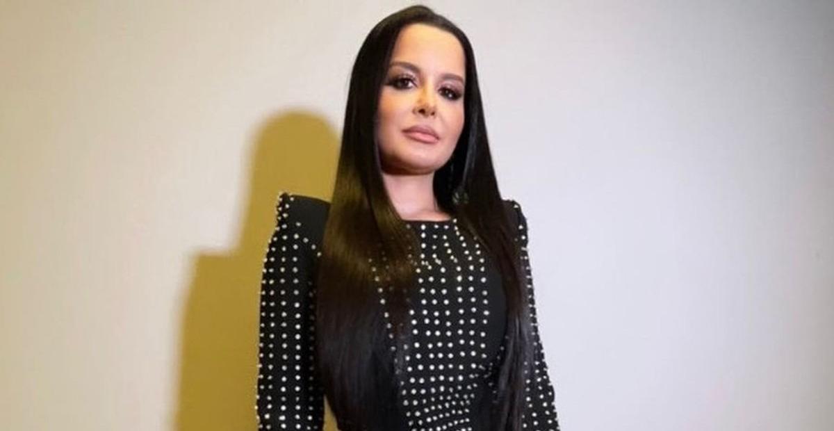 Maraisa publica registros usando look dourado sexy e brinca: ”Só o ouro”