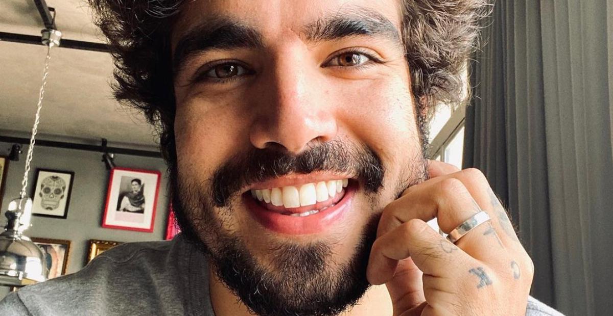 Caio Castro resgata clique da época do colégio e choca web: ”Nunca teve fase feia”