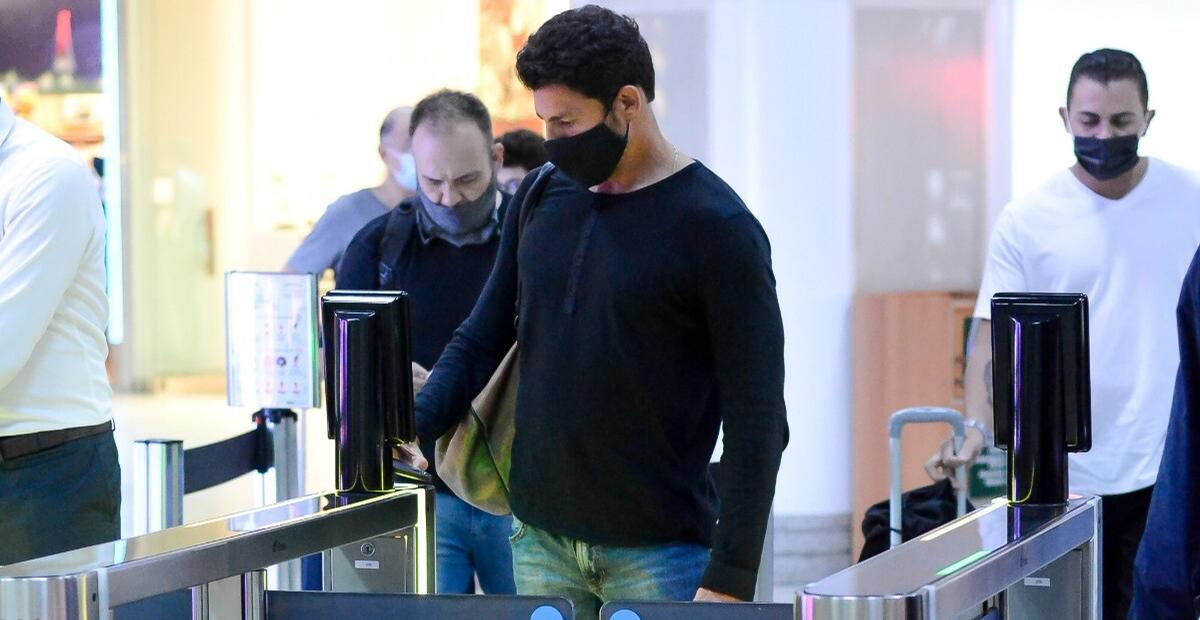 Irmão de Cauã Reymond rouba a cena ao ser flagrado com o ator em aeroporto