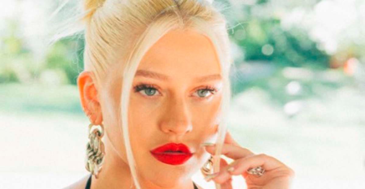 Com novo visual, Christina Aguilera esbanja boa forma só de toalha