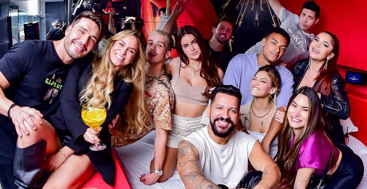Com festa em motel, Dennis comemora sucesso de sua música com Sarah Andrade, Lucas Viana e outros