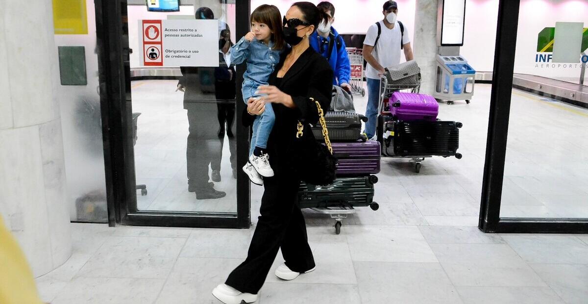 Filha de Sabrina Sato rouba a cena com estilo e simpatia ao ser flagrada em aeroporto