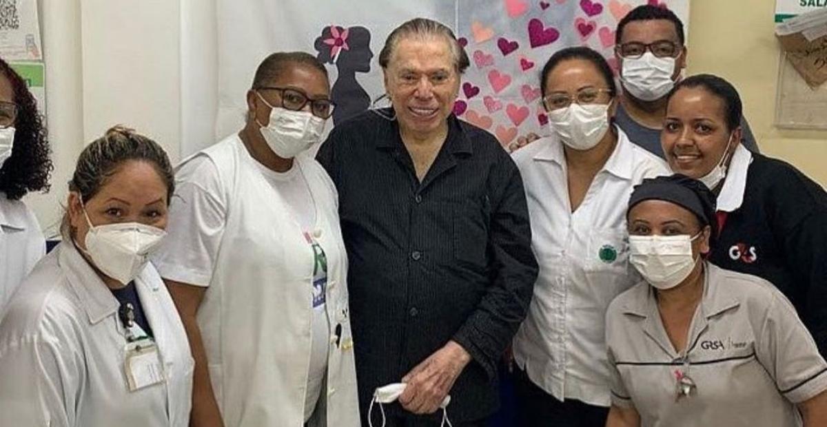 Silvio Santos recebe terceira dose da vacina contra a covid-19