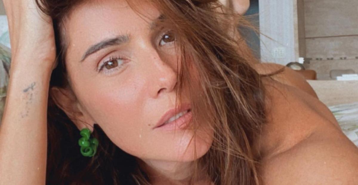 De biquíni fio dental, Deborah Secco esbanja curvas esculturais e arranca suspiros: ”Perfeita”