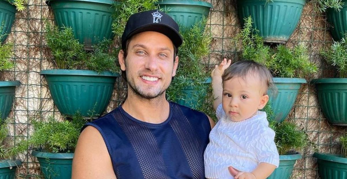 Em Recife, Eliéser Ambrósio aproveita praia de sunga com o filho e web reage: ”Dois príncipes”