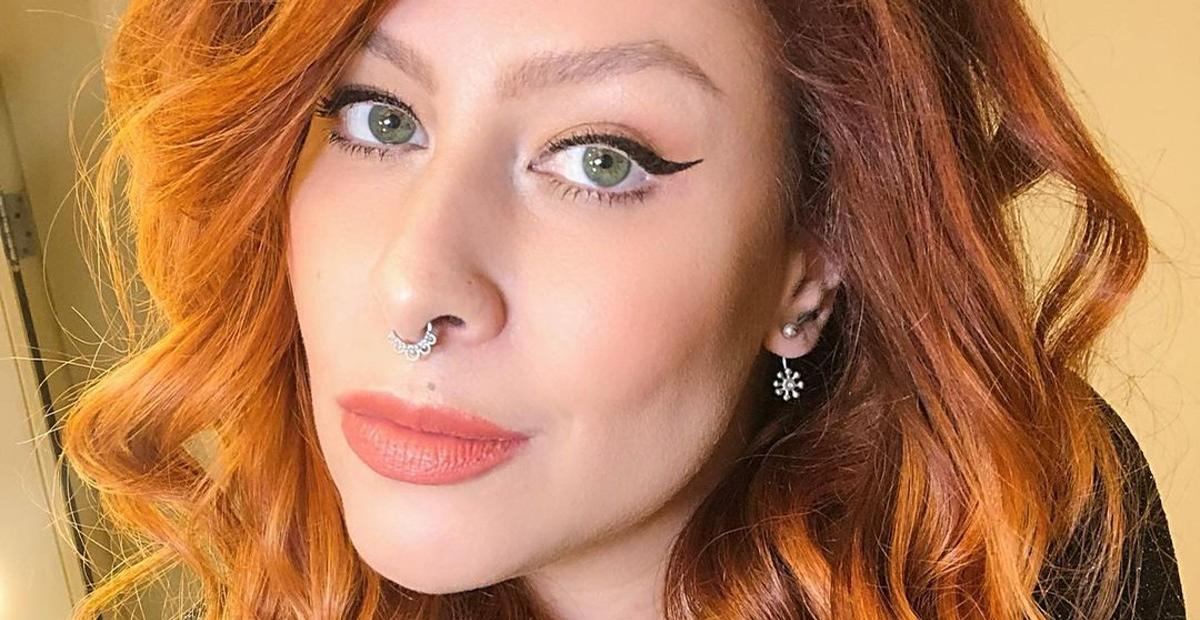 Aos 44 anos, Pitty impressiona a web ao postar fotos fazendo yoga com look justinho