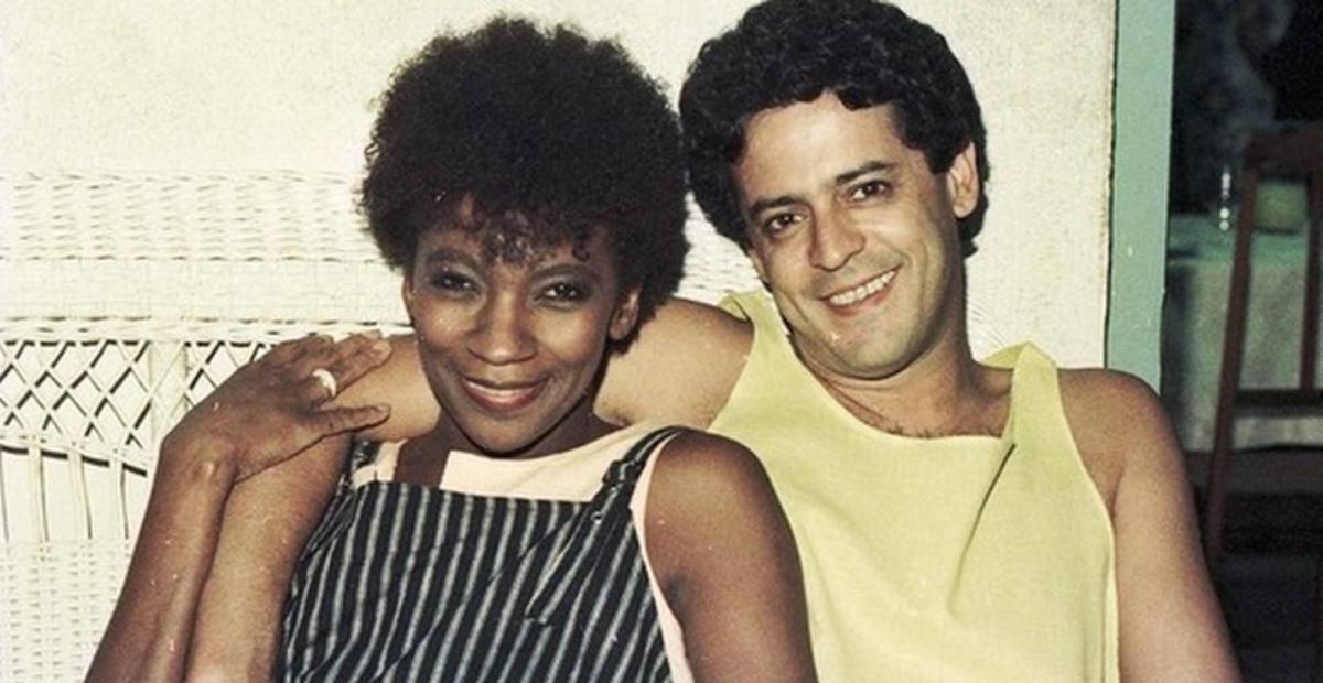 Zezé Motta relembra ataques racistas por par romântico com Marcos Paulo: ”Não foi aceito”