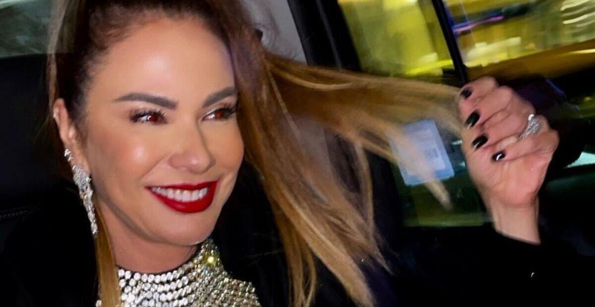 Luciana Gimenez surpreende ao mostrar quase tudo em look ousado de Halloween