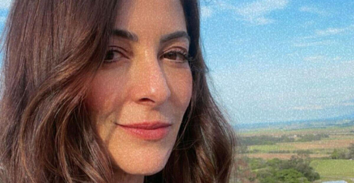 No Halloween, Ana Paula Padrão surpreende com fantasia ousada de bruxa
