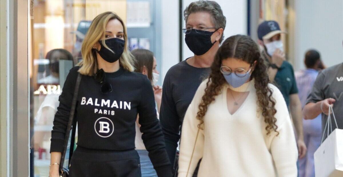 Domingão em família! Boninho é flagrado em shopping com o pai, Ana Furtado e a filha