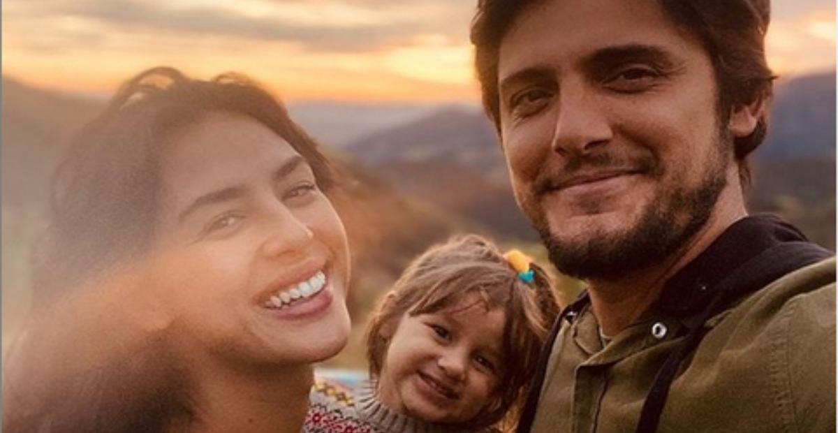 Bruno Gissoni surge fazendo caretas ao lado de Yanna Lavigne e Madalena e encanta: ”Fofura”