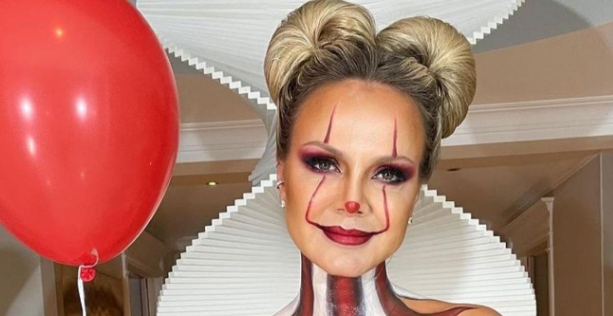 Eliana capricha na produção e mostra a família toda fantasiada para Halloween: ”Família It”