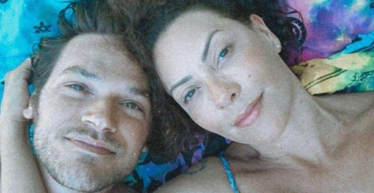 De top, Fabiula Nascimento mostra flexibilidade ao surgir exibindo o barrigão à espera de gêmeos