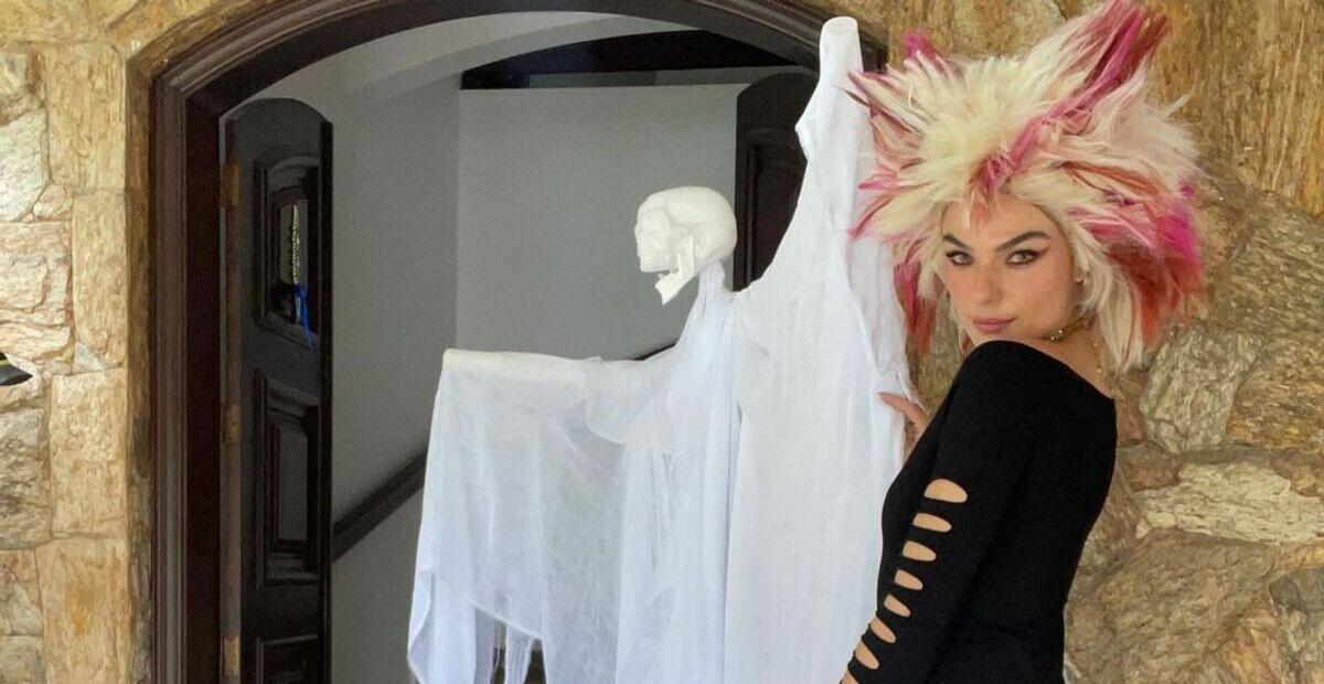 Em sua mansão, Isis Valverde faz festa de Halloween especial e impressiona com detalhes