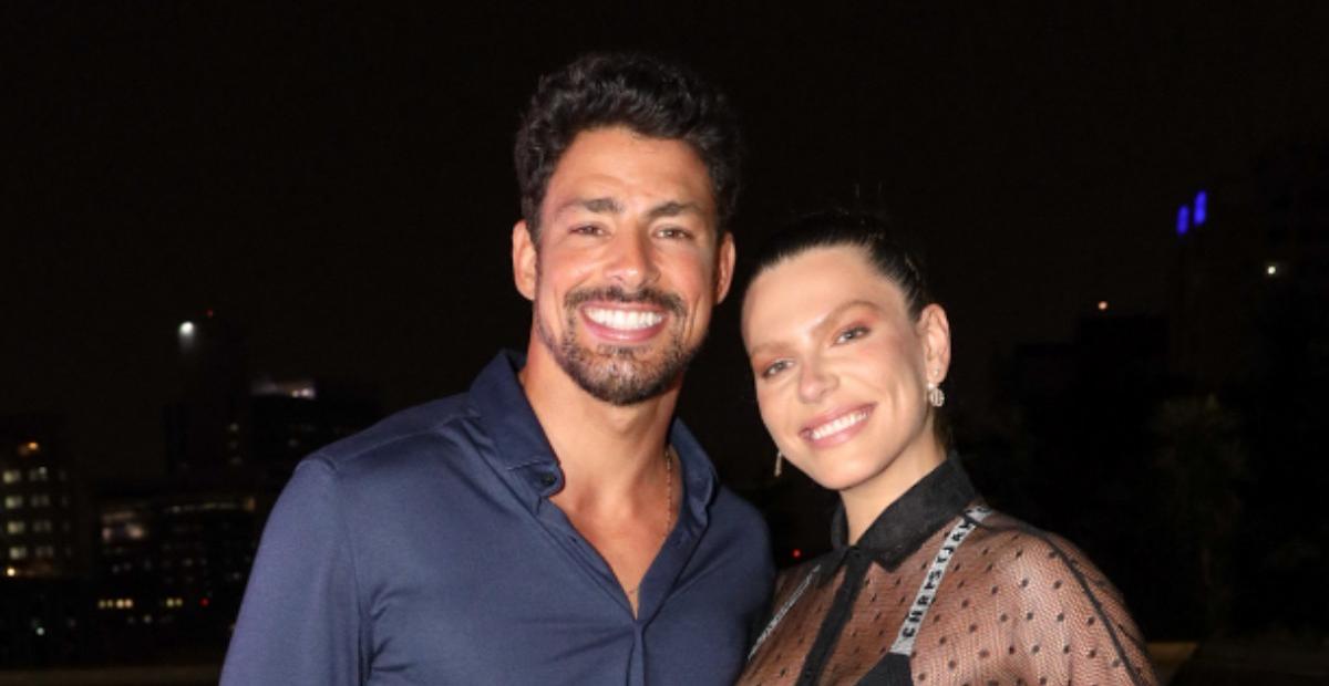 Com look transparente, Mariana Goldfarb prestigia Cauã Reymond em lançamento de filme