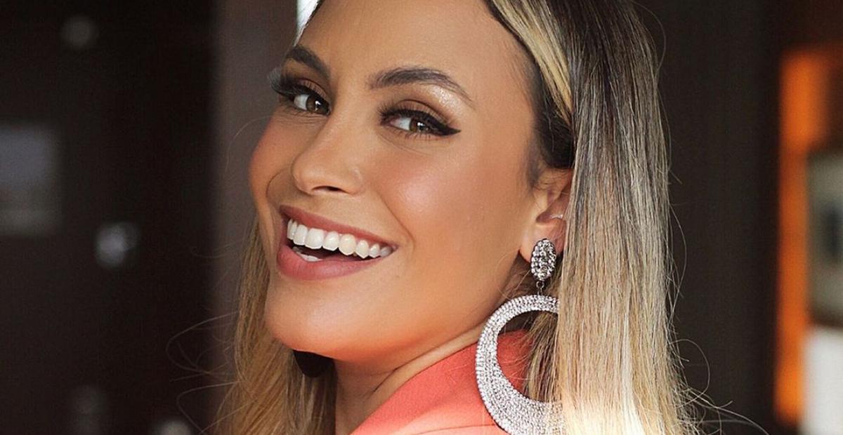 De biquíni, Sarah Andrade esbanja corpão em piscina durante viagem por Pernambuco: ”Sereia”