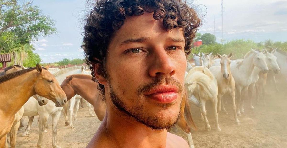 Descamisado, José Loreto anda a cavalo no Pantanal e ganha elogios: ”Parece uma pintura”