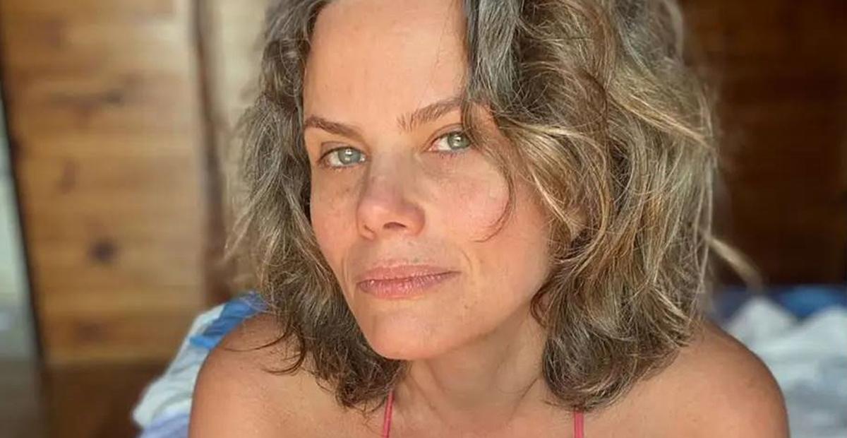Aos 50 anos, Maria Cândida chama atenção com cliques de biquíni: ”Sabe ser linda e maravilhosa”