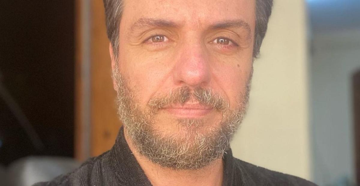 Rodrigo Lombardi aparece irreconhecível em bastidores de gravação e faz mistério: ”Quase pronto”