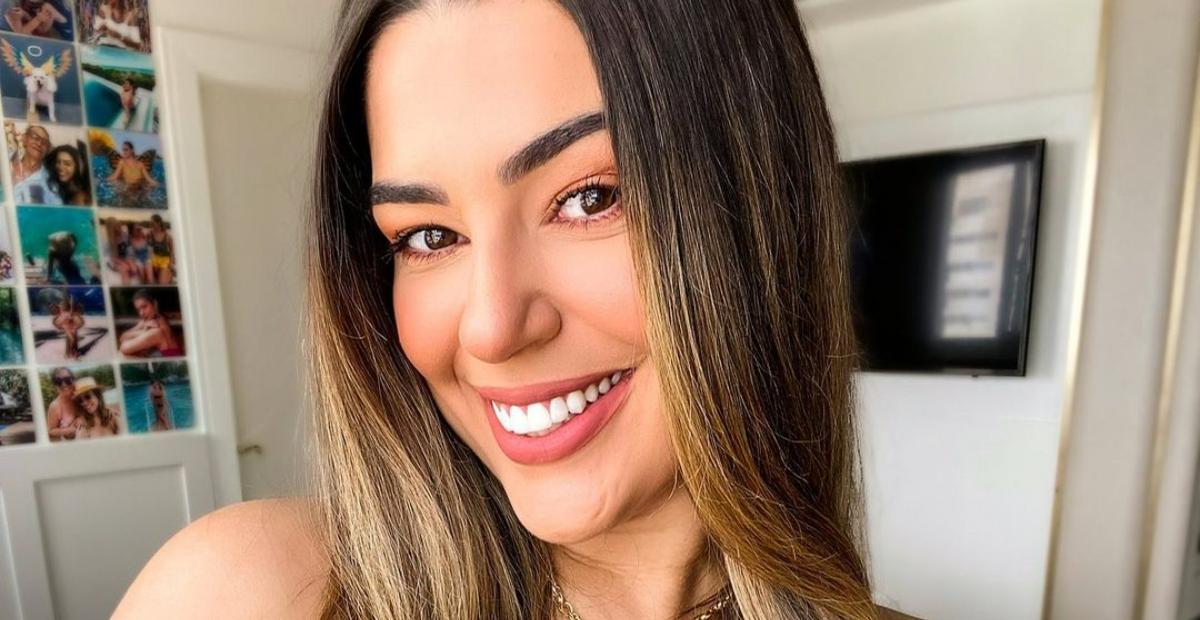 Grávida de 5 meses, Vivian Amorim exibe barriguinha em clique na praia