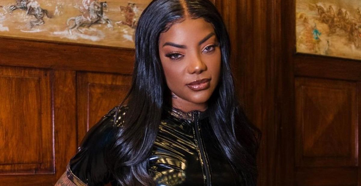 Ludmilla posa ao lado de seus quadros de platina e brinca: ”Não tenho mais parede pra pendurar”