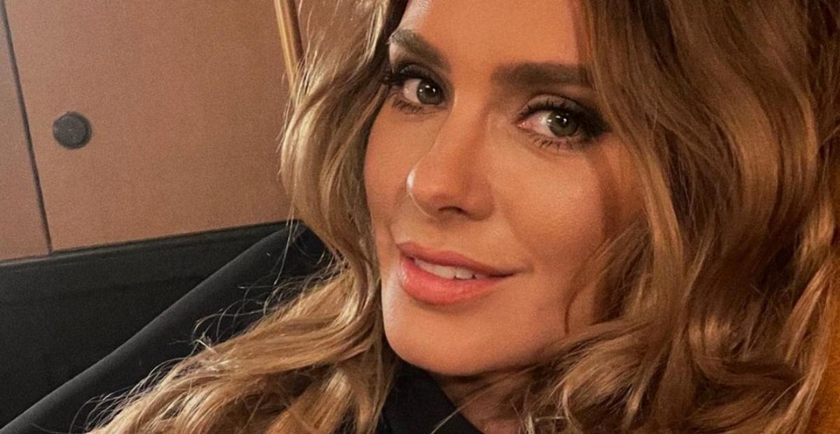 De volta ao Rio, Carolina Dieckmann renova o bronzeado e encanta com beleza natural