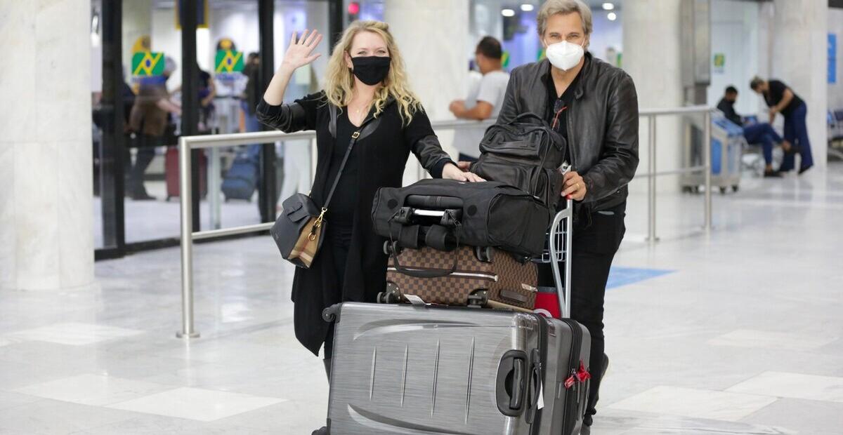 Esposa de Edson Celulari exibe barriguinha ao ser flagrada em aeroporto com o ator
