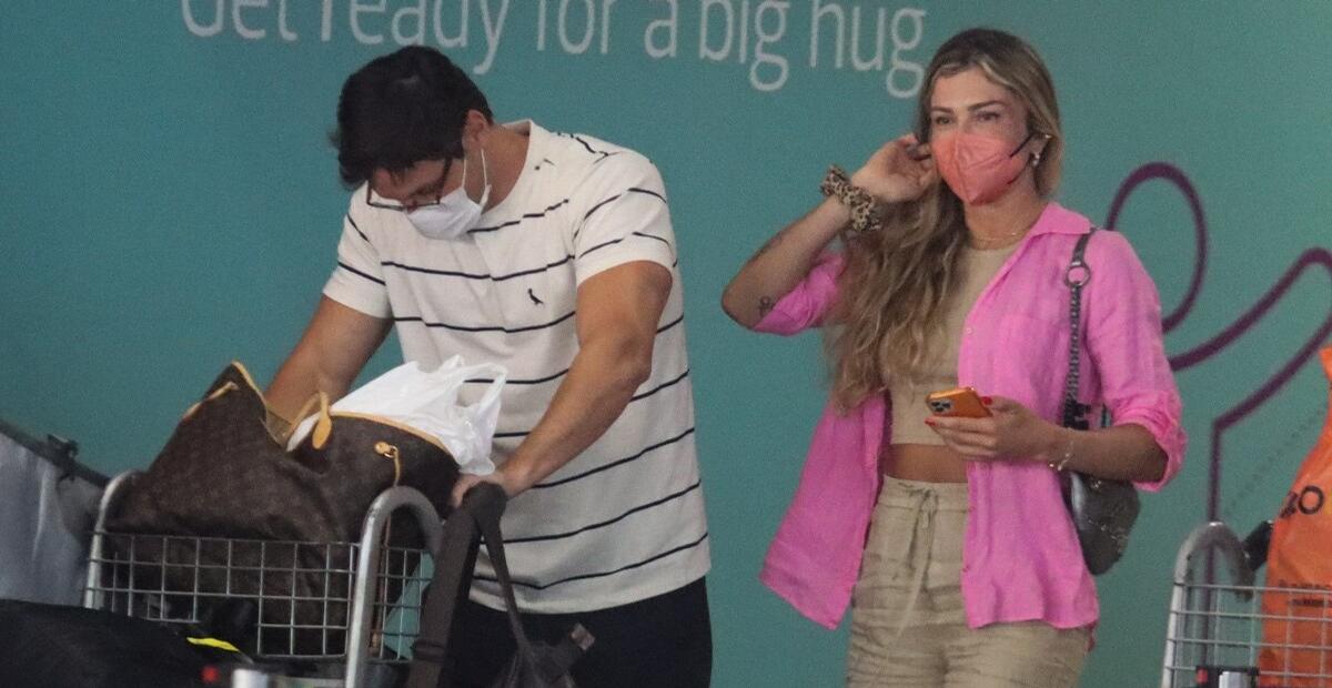 Com novo namorado, Grazi Massafera é flagrada em aeroporto